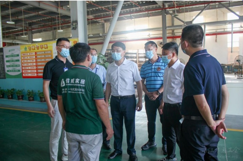湛江市人大副主任、總工會(huì)主席李更盛率隊(duì)到信威集團(tuán)開(kāi)展勞模慰問(wèn)活動(dòng)