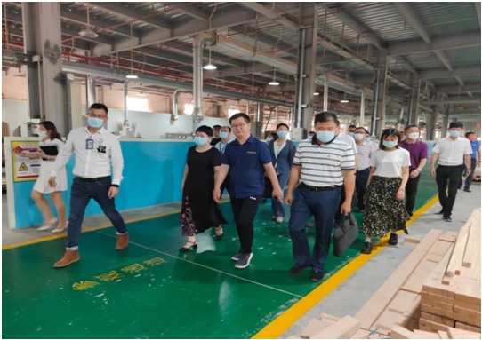 湛江市副市長何嘉旻率隊(duì)到信威集團(tuán)開展援企穩(wěn)崗調(diào)研及企業(yè)服務(wù)日活動